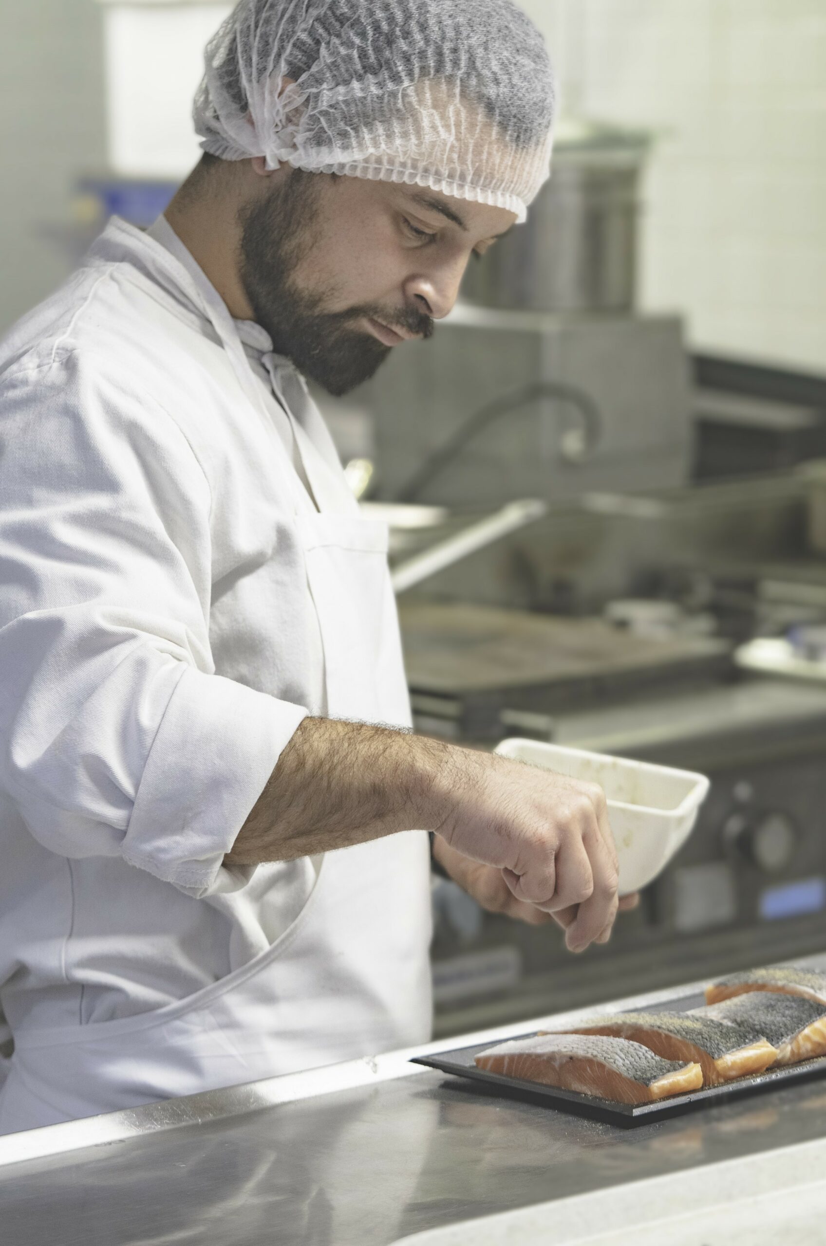 Au commencement de tout met préparé par un chef, le commis de cuisine s’assure de la réalisation et de la qualité des préparations de base.​